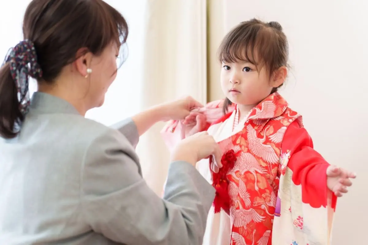 子どもの発表会で借りた“レンタル衣装”に、飲み物の小さな染みを付けてしまいました。返却時に「専門のクリーニング代が必要です」と言われましたが、自宅で目立たない程度まで落とした場合でも費用を負担するのでしょうか？
