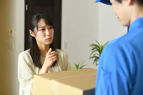 引っ越し先のマンションで、前の住人宛ての荷物が何度も届きます。受け取らずに返していますが、もし自分のものにしてしまった場合、罪に問われるのでしょうか？