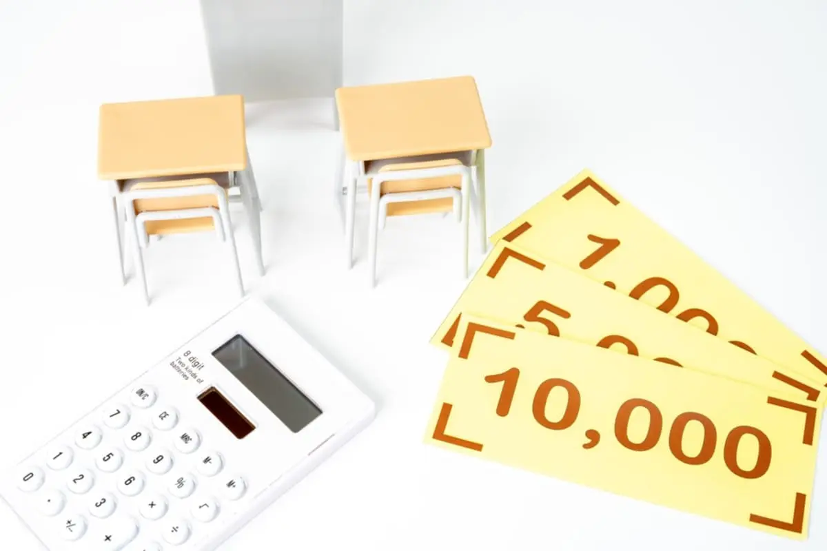 「世帯年収600万円」で子どもが2人。物価上昇による教育資金の増加に備えたいのですが、“こどもNISA”と“学資保険”のどちらで貯めるとよいでしょうか？