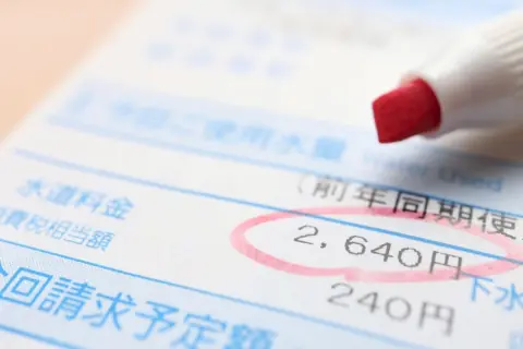 コンビニで水道料金「8000円」を支払ったはずなのに、後日「未納」の通知が届いて困惑…。領収書をなくしてしまった場合、もう一度支払うしかないのでしょうか？