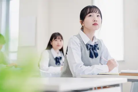 子どもが“私立高校”に入学したら「寄付金10万円」を支払うよう言われ驚愕！ 周りは「払って当たり前」のようですが“年収500万円”のわが家では厳しいです…私立なら仕方ないのでしょうか？