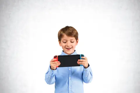 孫に「任天堂スイッチ2」をねだられ“約6万円”で驚愕！ 妻の年金が「1ヶ月分・7万円」で“ほぼ同じ値段”ですが、今どきのゲームはそんなに高いのですか？ ゲーム機の価格推移も確認