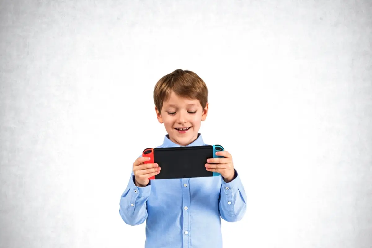 孫に「任天堂スイッチ2」をねだられ“約6万円”で驚愕！ 妻の年金が「1ヶ月分・7万円」で“ほぼ同じ値段”ですが、今どきのゲームはそんなに高いのですか？ ゲーム機の価格推移も確認