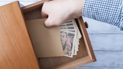 実家で「タンス預金500万円」を発見！ 旧札から“新札”に替えようとしたら、母に「税務署にバレるからやめて」と言われました。ただの貯金なのに「脱税でないか」と疑われるのでしょうか？