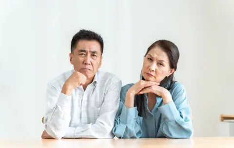 「年金を70歳で受け取ると42％増える」という65歳の夫…でも「5歳年下の妻」がいると、加給年金“年41万円”を受け取れず損!?「繰下げでの増額分」「取り逃す加給年金額」を比較