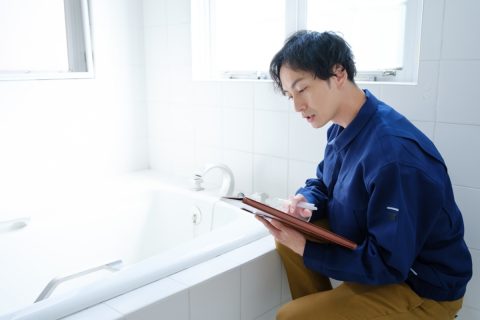 賃貸マンションでお風呂の水があふれて部屋が浸水し、下の階にも被害が出てしまいました。賃貸契約時に火災保険には入っていますが、こうした水漏れ事故にも保険は使えるのでしょうか？