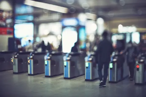 駅のトイレを借りるため「通勤定期券」で改札内へ。そのまま同じ駅で出ようとしたら、駅員から「入場券代として160円かかります」と言われてビックリ！ 定期券があっても自由に出入りできるわけではないのでしょうか？