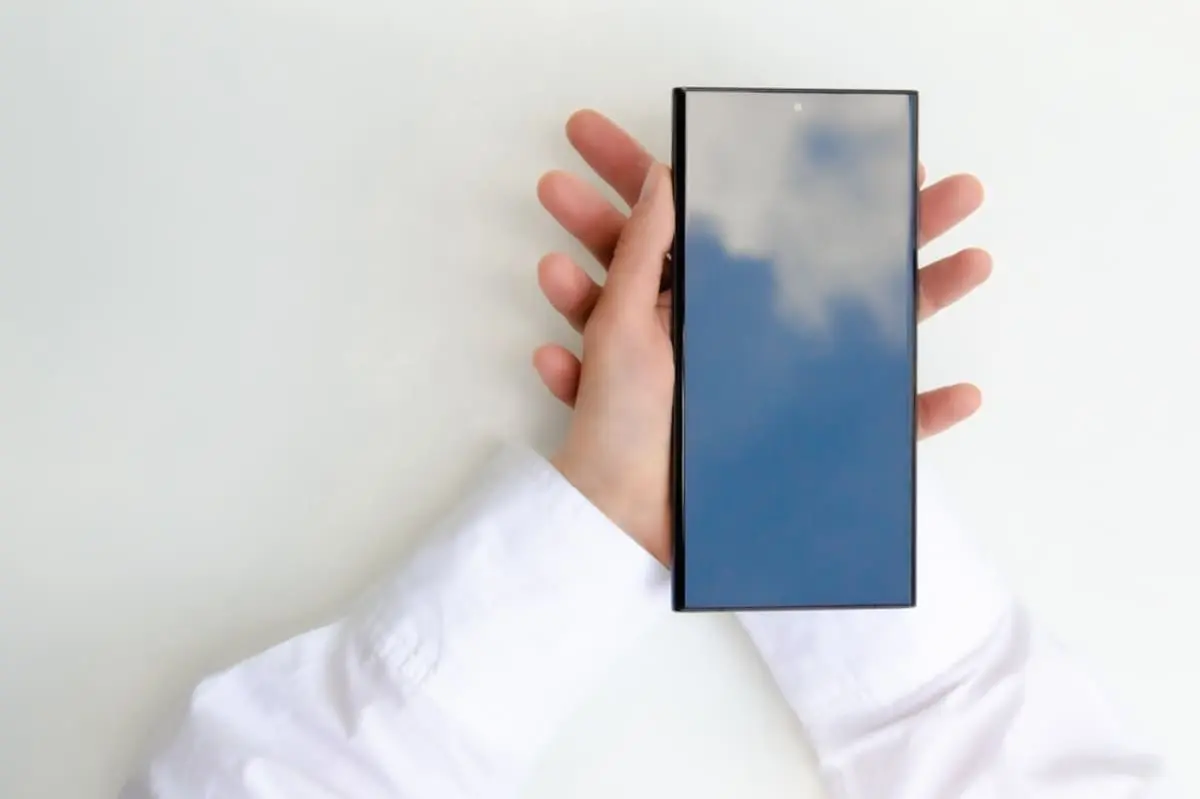 毎月のスマホの通信費は「8,000円前後」かかっています。周りから「その料金、高くない？」と言われたのですが、見直したほうがよいのでしょうか？