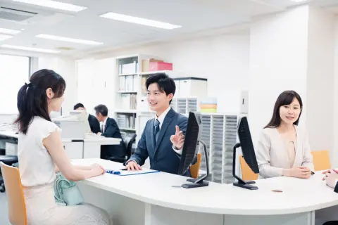 市役所で証明書を取ったところ、同じ書類なのに「窓口申請」と「コンビニ交付」で料金が違うと知りました。内容が同じなのに、取得方法だけでなぜ金額が変わるのでしょうか？