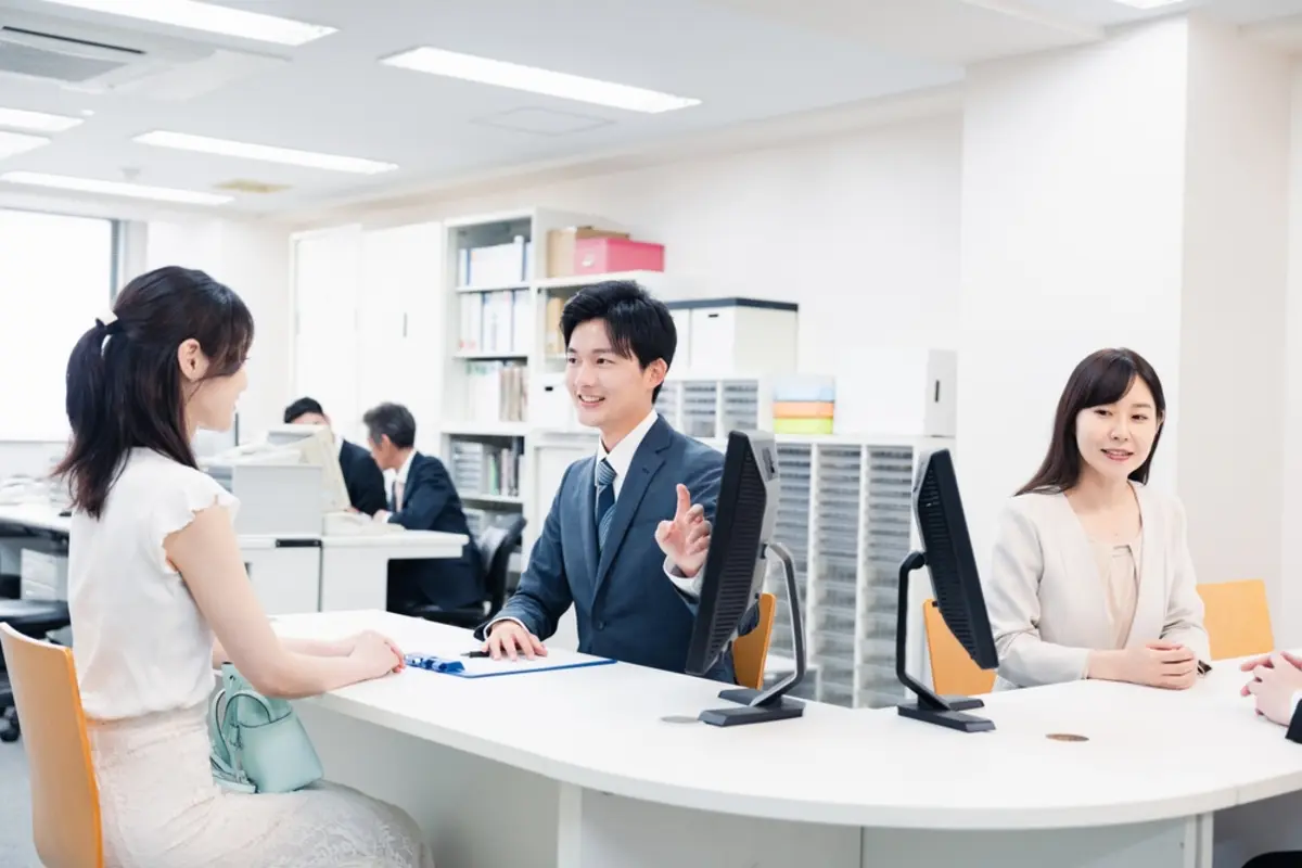 市役所で証明書を取ったところ、同じ書類なのに「窓口申請」と「コンビニ交付」で料金が違うと知りました。内容が同じなのに、取得方法だけでなぜ金額が変わるのでしょうか？