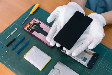 非正規店で「iPhoneの画面修理」を依頼！「正規店より4万円安く済んだ」と喜んでたら、数年後の下取りが“ゼロ円”になりショック！「下取り5万円のはずなのに…」iPhoneが無価値になる理由