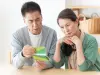 60歳で退職金「3000万円」を受け取り、再雇用で働き始めました。ところが翌年の税金や保険料が大幅増加! 退職金と給与が重なると負担は重くなるのでしょうか?