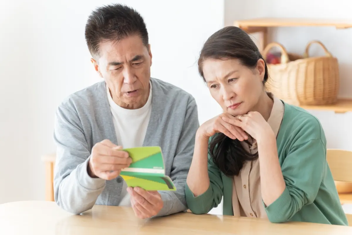 60歳で退職金「3000万円」を受け取り、再雇用で働き始めました。ところが翌年の税金や保険料が大幅増加！ 退職金と給与が重なると負担は重くなるのでしょうか？
