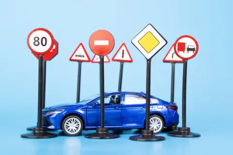 車検後「車検シール」の“貼り替え忘れ”に気づきドキリ！ 友人に「50万円の罰金になる」と言われましたが、ただのシールの貼り忘れで“高額の罰金”になるんですか!? 注意点を解説