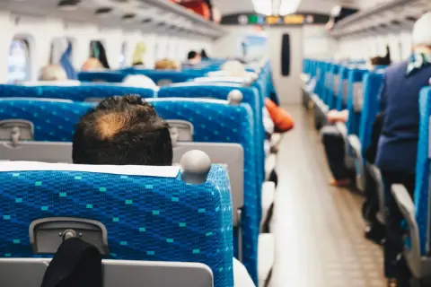 新幹線の「指定席が満席」で“子どもの隣”に座れない！ グリーン車は空いてますが、夫は「誰かに席を替わってもらえばタダ」と言います。家族4人で「追加料金1万5000円」ですが、迷惑になるなら払うべきですよね？
