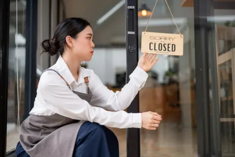 台風の影響でバイト先が臨時休業。その日はシフトが入っていても、給料は支払われないのが普通なのでしょうか？