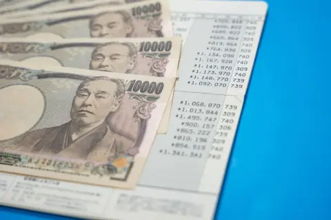 父の相続で受け取ったお金を、家計管理のため妻名義の口座へ移しました。夫婦の生活費として使うお金ですし、家計管理のために移しただけなのですが、それでも「贈与」とみなされるのでしょうか？
