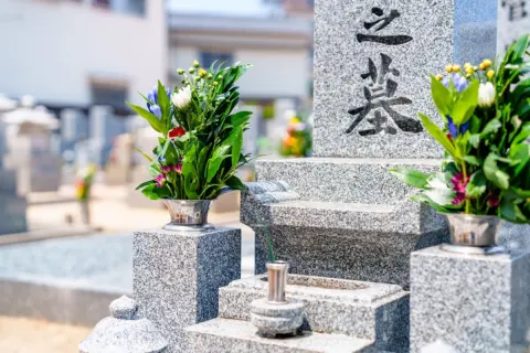お墓の「管理費年3万円」を払い“真夏に草むしり”をするわが家…親戚に「管理費だけでも負担して」と頼んだら「長男が払うのが当たり前」と言われましたが、さすがに不公平ですよね？ 負担を見直す方法は
