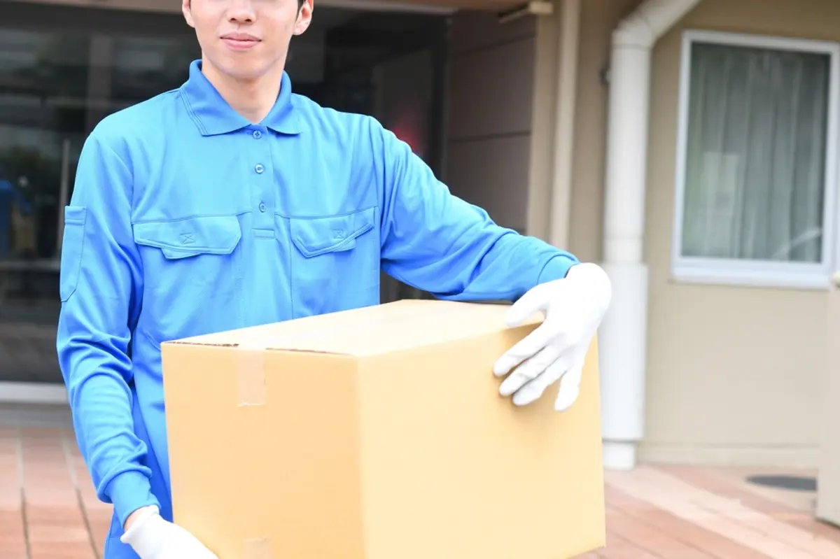 マンションの廊下に届いた荷物を一時的に置いていたら、管理会社から「共用部分には置けません」と注意されました。すぐ片づける予定でも“撤去費用”を請求されることはあるのでしょうか？