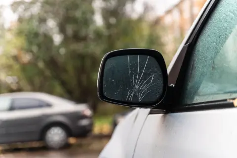 子どもが自転車で他人の車にぶつかりサイドミラーを壊してしまいました。修理代「30万円」と言われましたが、自転車保険に入っていないので全額自腹で払うしかないですか？