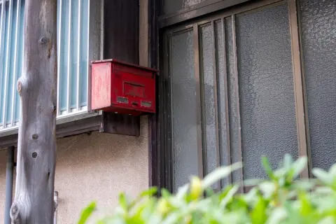 実家の郵便受けに見慣れないシールが貼られていました。空き巣の下見ということもあるのでしょうか？ 防犯上やっておいたほうがいい対策はありますか？