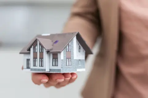 住宅ローンが「1800万円」残っている自宅を売りたいのですが、夫は「完済するまで売れない」と言います。返済中でも売却できるのでしょうか？