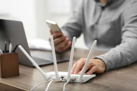 自宅ではWi-Fiを利用しています。スマホのデータ通信量は毎月「10GB」ほどですが、それでも「月8,500円」程度の無制限プランを利用しています。通信費はどれくらい抑えられるのでしょうか？