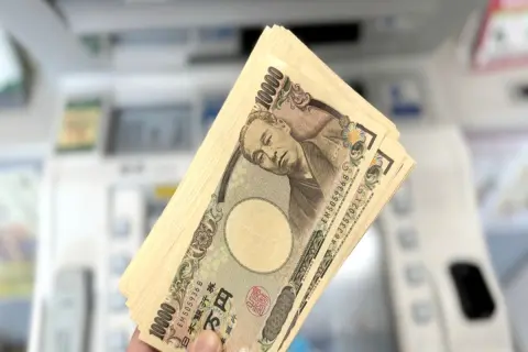 父が亡くなる前の3年間、母の口座へ毎年「100万円」ずつ、計「300万円」を振り込んでいたことが分かりました。すでに母のお金なら、父の相続には関係ないですよね？
