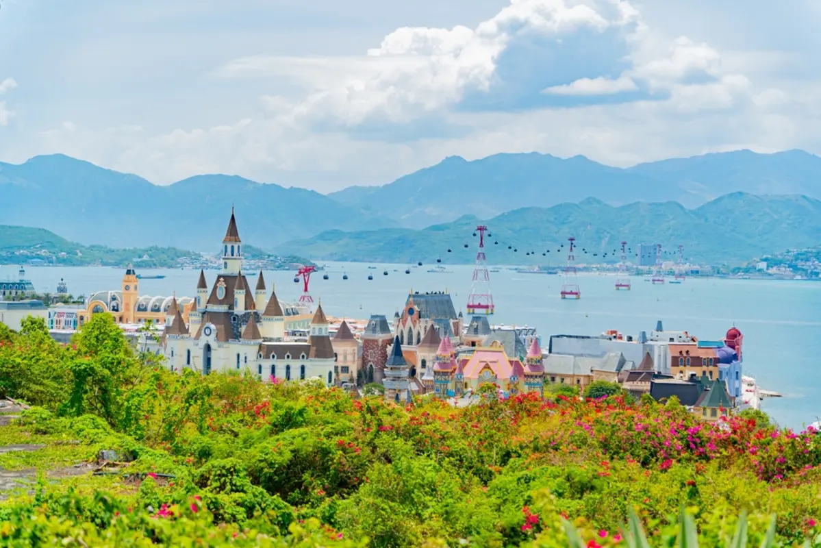 「ディズニーシー25周年」旅行が、家族4人で「20万円」近くでショック！ 夫は「高校生の頃2万円あれば1日遊んでお土産も買えた」と言いますが、昔に比べどれだけ値上がりしたのでしょうか？
