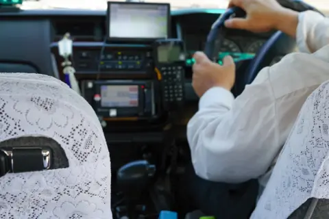 タクシーの運転手さんが重いスーツケースを玄関先まで運んでくれました。こうしたサービスをしてもらった場合、チップを渡すべきでしょうか？