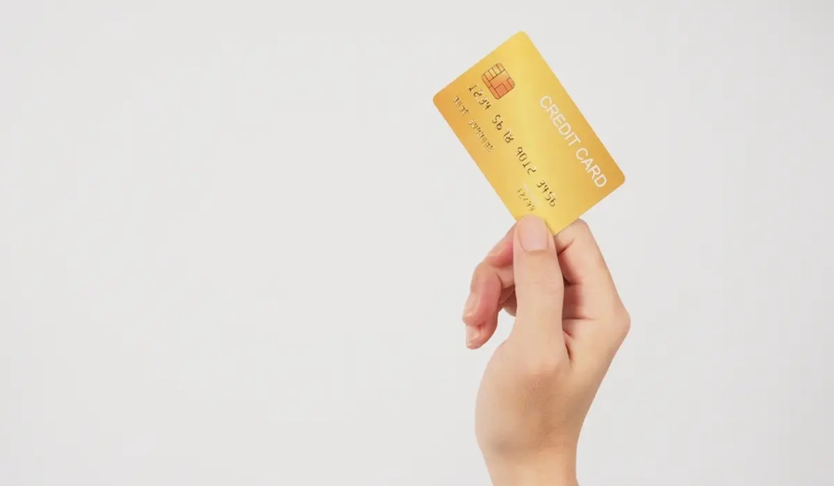 カード払い“毎月10万円”で「年会費1万5000円」のゴールドカードに変更するか迷い中…「空港ラウンジ」も利用できるなら、ポイント還元もあわせて“元が取れる”でしょうか？