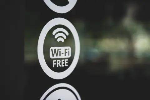 子どもが“通信費”を節約するため、外出先の「無料Wi-Fi」に毎回接続していることに気づきました。料金は抑えられても、“個人情報の流出”で金銭被害に遭う可能性はないのでしょうか？