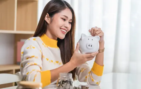 今年から会社員として働き始めましたが、思うように貯金ができていません。会社員だったら、月にどのくらい貯金をしていけばいいのでしょうか？