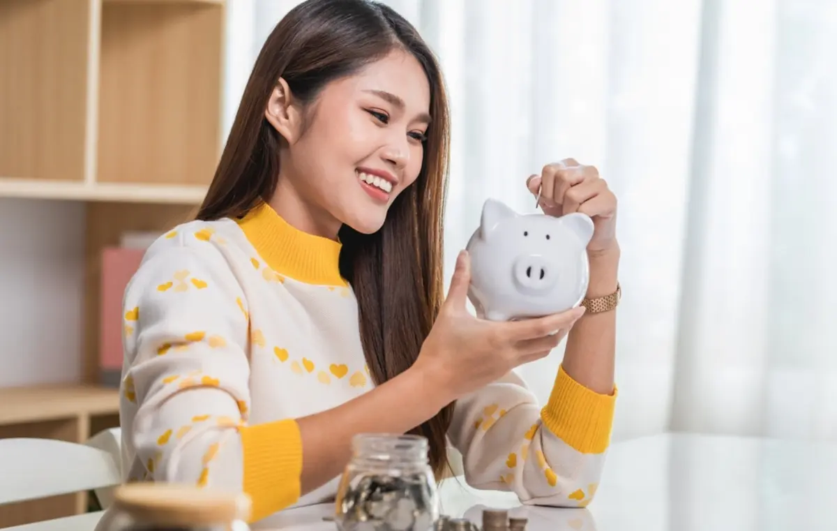今年から会社員として働き始めましたが、思うように貯金ができていません。会社員だったら、月にどのくらい貯金をしていけばいいのでしょうか？