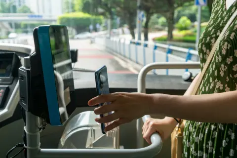 旅行で「東京の路線バス」に乗ったら、入り口で“PASMOをタッチ”して「たった200円請求」に衝撃！ 地元は「距離に応じて料金が変わる」のですが、なぜ東京は“安くて定額”なのでしょうか？