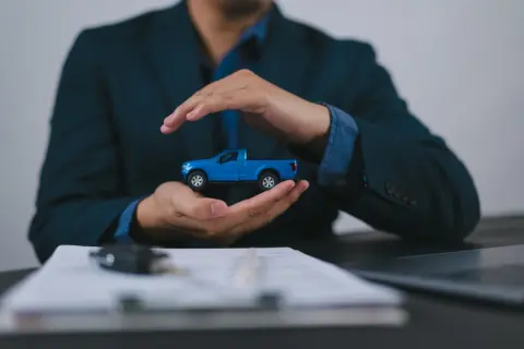 夫が9年目の「プリウス」をディーラーへ車検に出したところ、「20万円かかる」と聞いて驚き…！ カー用品店ならもっと安く済むと聞きますが、ディーラー車検との違いはどこにあるのでしょうか？
