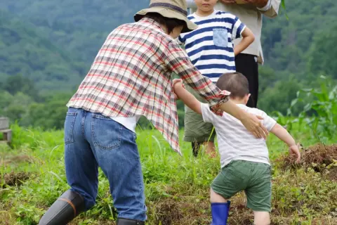 家族3人で義実家に帰省するたび、手土産とは別に「1日1万円」を包んでいます。夫は「親子だから必要ない」と言いますが、食費や光熱費を考えたら渡すべきですよね？
