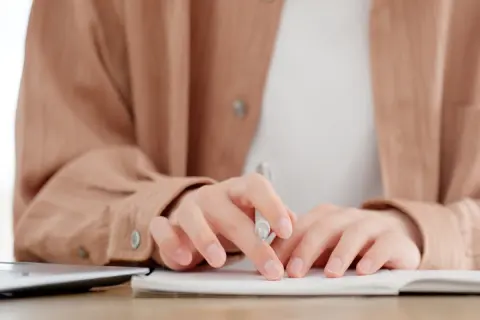 会社指定の資格講座を受けた後に退職したら、「受講費を返して」と言われました。業務命令で受講した場合も返還義務がありますか？