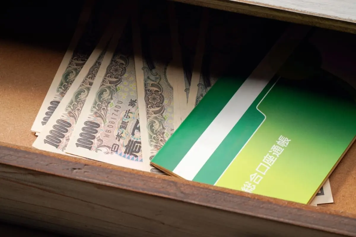 入院中の父に代わり実家を整理していると、「残高50万円」の古い通帳が出てきました。父も何年使ってないか覚えていないそうですが、このお金はもう引き出せないのでしょうか？