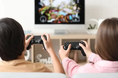 小学生の娘がこれまで貯めたお小遣いを全部使って「高額なゲーム機」を買いたいと言っています。本人のお金なので親が指図せず、自由に使わせるべきでしょうか？