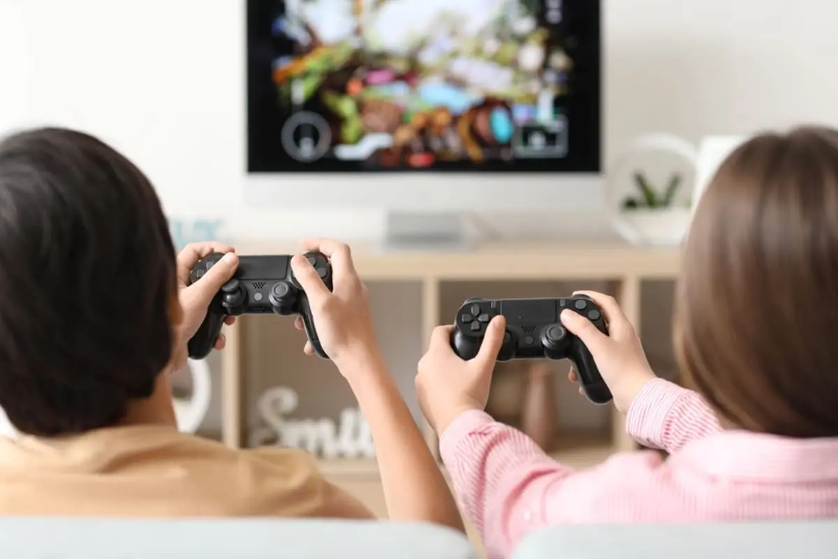 小学生の娘がこれまで貯めたお小遣いを全部使って「高額なゲーム機」を買いたいと言っています。本人のお金なので親が指図せず、自由に使わせるべきでしょうか？