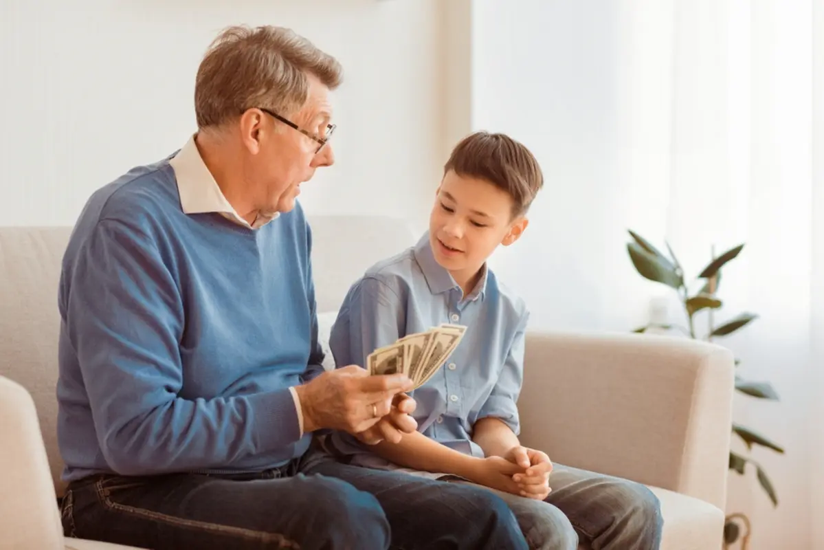 小5の孫に「お盆玉」として“1万円”を渡したら「大金だから」と母親に没収されていたことが発覚！ 孫に自由に使ってほしかったですが“親の方針”に従うべきですか？