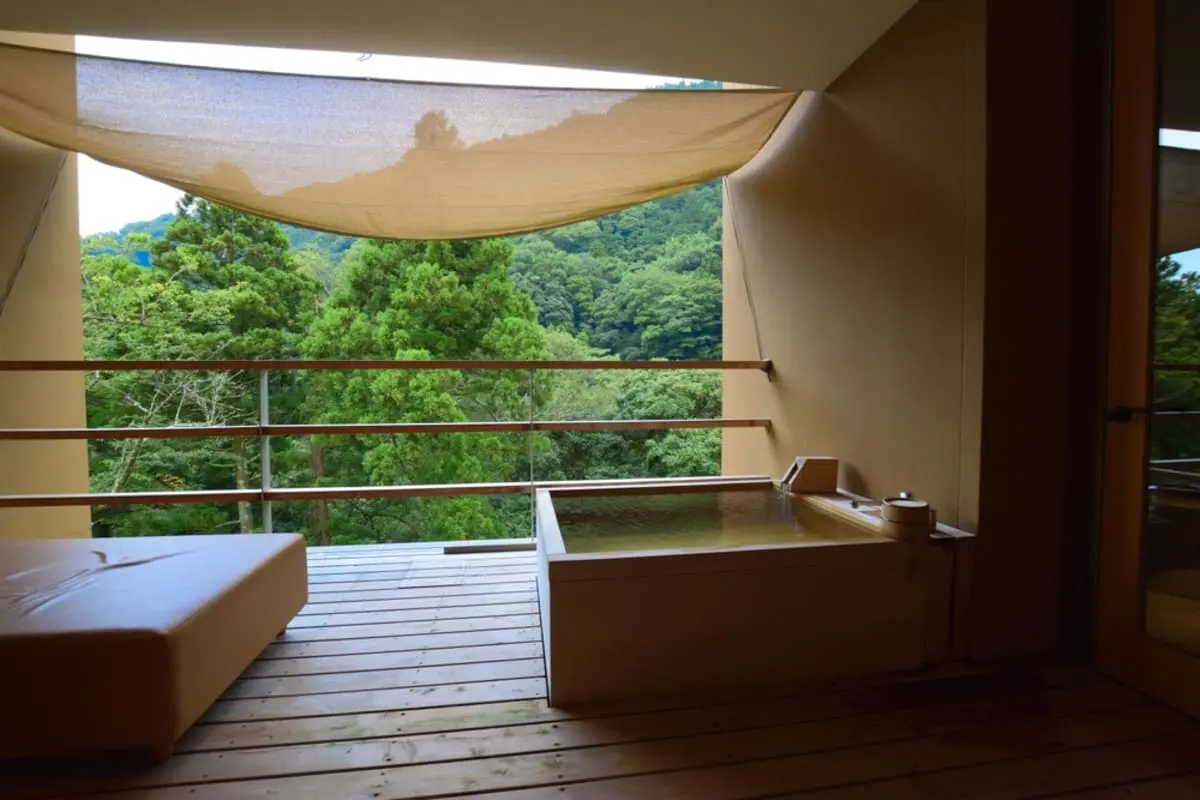 お盆は「箱根の温泉宿」が“1泊4万円”で驚愕！ 2週間後なら同じ宿に「1万8000円」で泊まれるのに、妻は「有休がもったいない」と言います。4万円以上浮くなら、夏休みをズラすほうが得ですよね？