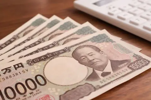 70歳の両親は2人で「年金40万円」「貯蓄2000万円」ですが“経済的に不安”とのこと…余裕があると思うのですが「世の中の平均」より少ないのでしょうか？ 実際のデータと比較