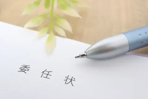「児童手当」の申請を忘れていたことに気づきました。市役所へ行けるのは平日だけですが、仕事を休まず“郵送”や“代理人”で手続きした場合でも、受け取れなかった分を申請できるのでしょうか？
