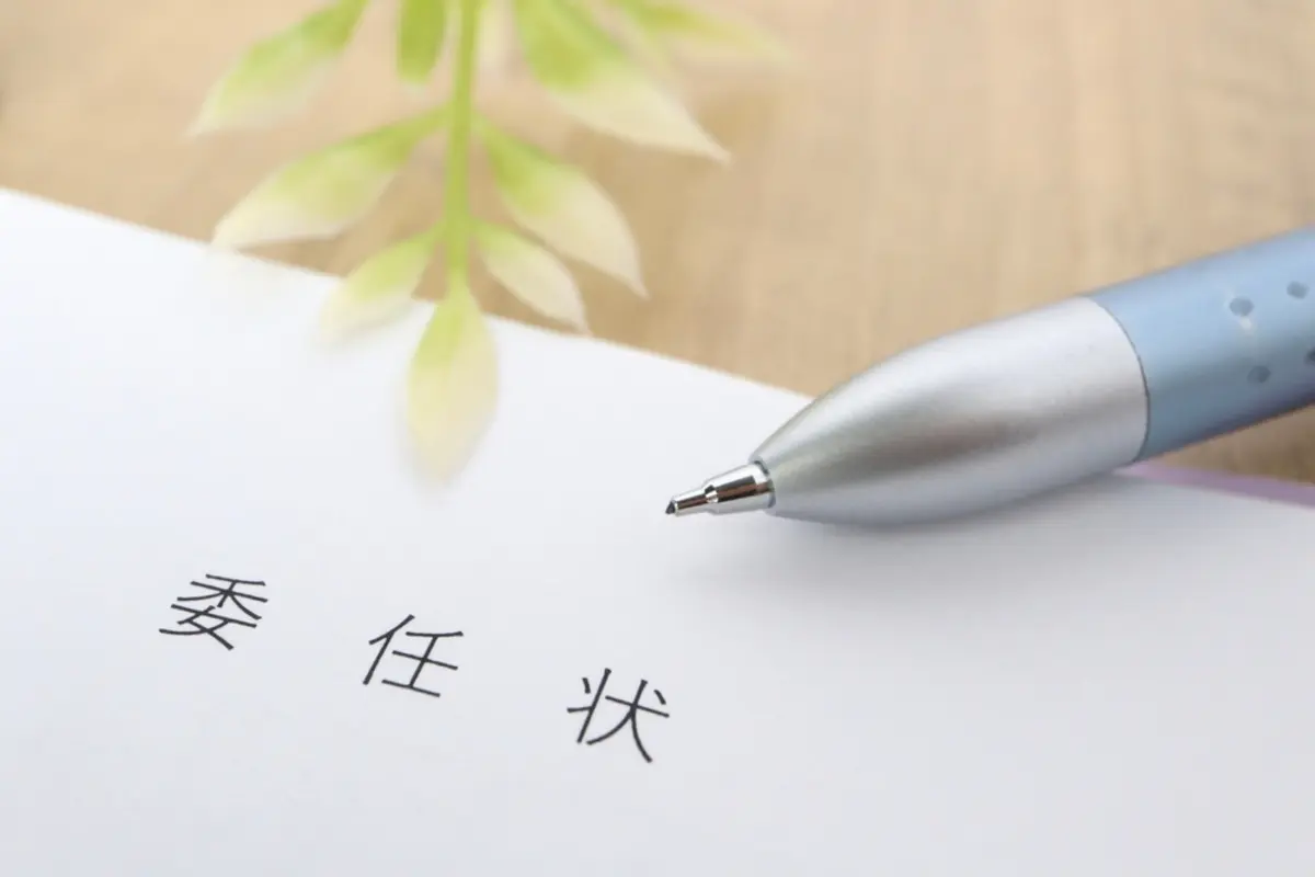 「児童手当」の申請を忘れていたことに気づきました。市役所へ行けるのは平日だけですが、仕事を休まず“郵送”や“代理人”で手続きした場合でも、受け取れなかった分を申請できるのでしょうか？