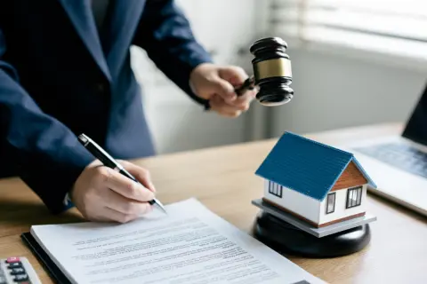 私は毎月「10万円」の住宅ローンを返済していますが、弟は父名義のマンションに“10年間”、家賃を払わず住んでいます。このまま相続になった場合、弟が住んでいた“家賃分”は相続で考慮されるのでしょうか？