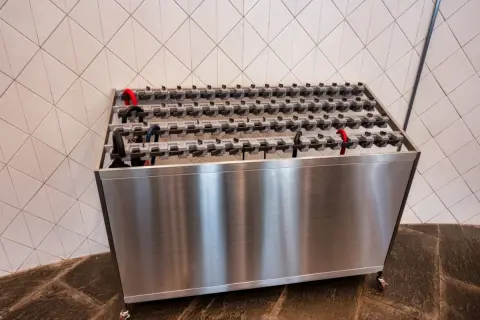 スーパーの入口に傘を置いて買い物をしていたら、帰る頃にはなくなっていました。店内の傘立てで盗まれても、お店には補償してもらえないのでしょうか？