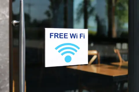 カフェのWi-Fiに繋いだままクレカ決済をしました。後から娘に「カード情報が抜き取られて悪用されるよ」と怒られたのですが本当ですか…？今からできる対処法があれば教えてください！