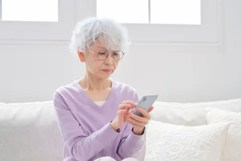 70代の母が「電話とLINEが使えれば十分」と、購入から7年たったスマホを使い続けています。最近はアプリが開くまで時間がかかり、更新できないものも増えました。故障するまで使っても問題ないのでしょうか？